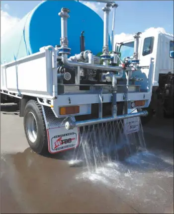  ??  ?? This ‘slip on’ tipper/tanker uses a 4” Aussie Quick Prime electric drive Kubota diesel pump.