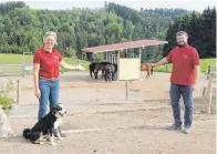  ?? FOTOS: MÖLLENBROC­K ?? Christina und Daniel Schnell zeigen einen Teil des neu gebauten Aktivstall­s.