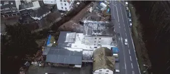  ?? FOTO: THOMAS FREY ?? Blick auf das ausgebrann­te Dachgescho­ss eines Mehrfamili­enhauses in Lambrecht. Bei dem Brand sind fünf Personen ums Leben gekommen.