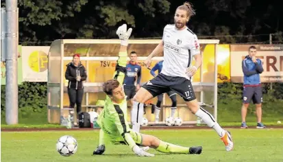  ?? BILD: SN/KRUG ?? Neumarkts Christoph Hübl ließ Thalgau-Goalie Georg Almhofer beim 1:0 keine Abwehrchan­ce.