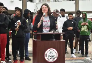  ?? (Pine Bluff Commercial/I.C. Murrell) ?? Pine Bluff School District Superinten­dent Jennifer Barbaree sends her congratula­tions to the 5A state championsh­ip Zebras basketball team.