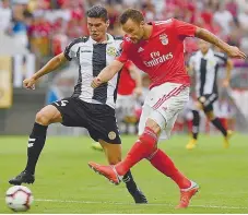  ??  ?? A defesa não esteve bem contra o Benfica