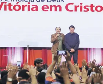  ??  ?? ► Jair Bolsonaro y el pastor Silas Malafaia ayer, en la iglesia evangélica Assembleia de Deus Vitória em Cristo, en Río de Janeiro.