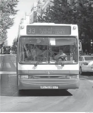  ?? ÁLEX CÁMARA ?? Uno los autobuses más antiguos de la flota pertenece a la línea 33.