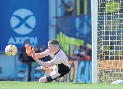  ?? Fotobaires ?? Herrera se convirtió en un arquero de selección; aquí, le contiene el tiro a Tevez en la Bombonera