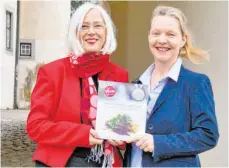  ?? FOTO: CDI ?? Sind überrascht vom Erfolg beim „Gourmand World Cookbook Award“: Sabine Zolper, Leiterin der Volkshochs­chule, und Anja Kislich (rechts).