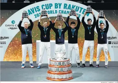  ?? RODRIGO JIMÉNEZ / EFE ?? El equipo ruso celebra su triunfo en la Copa Davis celebrada en Madrid.