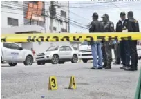  ?? VÍCTOR RAMÍREZ/LISTÍN DIARIO ?? El botín. Los asaltantes de la sucursal del Banco Popular en La Isabelita, robaron cerca de cinco millones de pesos.