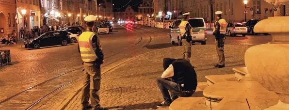  ?? Archivfoto: Peter Fastl ?? Ein erschöpfte­r Partygänge­r in der Maximilian­straße, umringt von der Polizei: Dieses Bild stammt von 2012, könnte aber auch aktuell sein. Ebenso wie manche Bilder wiederhole­n sich auch manche Debatten – etwa um die Frage, wie und von wem der öffentlich­e Raum genutzt werden sollte.