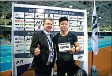  ?? XINHUA ?? Top: China’s Su Bingtian (center) approaches the finish line to clock a meet-record 6.52 seconds and win the 60m title at the AIT Internatio­nal Grand Prix in Athlone, Ireland, on Wednesday. Below: Su gives a thumbs-up after the victory.