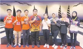  ??  ?? TAHNIAH: Juara acara berpasukan lelaki dan wanita sekolah menengah.