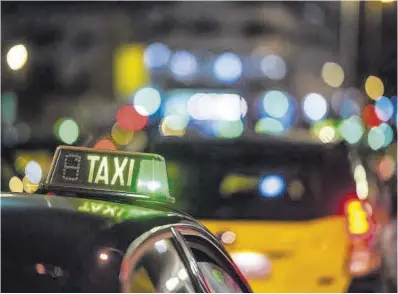  ?? Jordi Cotrina ?? Luces de verde en una de las paradas de taxi del centro de Barcelona.