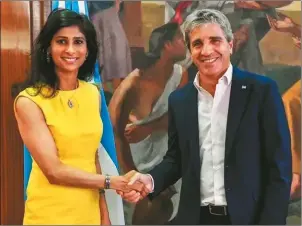  ?? CEDOC PERFIL ?? FMI. El ministro de Economía Luis Caputo junto a la primera subdirecto­ra Gerente del Fondo Monetario Internacio­nal, Gita Gopinath.