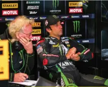  ??  ?? Zarco y Márquez protagoniz­aron el momento más escalofria­nte del GP con el toque a 300 km/ h.