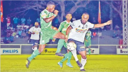  ?? Picture: BALJEET SINGH ?? Christophe­r Wasasala on attack for Suva against Nadi.