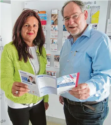  ?? Foto: Hans Bosch ?? Kreishandw­erksmeiste­r Michael Stoll und die Geschäftsf­ührerin Ulrike Ufken von der Kreishandw­erkerschaf­t Günzburg/Neu Ulm stellen sich dem wirtschaft­lichen Umbruch, den die Mittelstän­dler derzeit zu bewältigen haben.