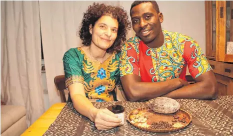  ?? FOTO: SAPOTNIK ?? Antje Strathmann-Cisse und Achraf Kayamaga Cisse vertreiben Cashews, Kakao und Kaffee sowie Shea-Butter aus biologisch­en Anbau.