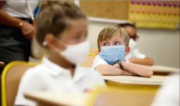  ??  ?? Le couvre-feu devrait être prolongé à Monaco. Mais quel sort pour les écoles, fermées en France ?