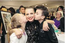  ?? DAN PROKOPOWIC­Z ?? PUCKER PERFECTION: Niece Hannah Konigsberg and son Antoine Hollinger Lavoie give Heidi Hollinger a congratula­tory kiss.