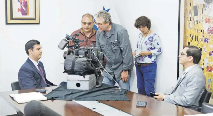  ??  ?? ► El director Eduardo Guillot durante la grabación de una escena en la que aparece el actor (a la derecha) que encarna al temido Vladimiro Montesinos.