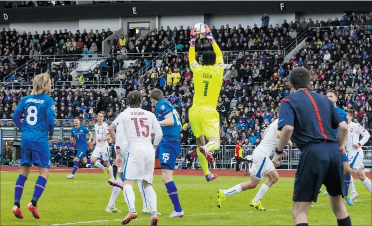  ?? — GETTY IMAGES FILES ?? Petr Cech is a rare example of a goalkeeper moving from one top Premier League team to another. Goalkeeper­s have been undervalue­d over time.