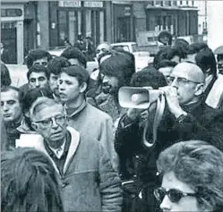  ??  ?? LA DUPLA. Jean-Paul Sartre y Michel Foucault en las calles.
