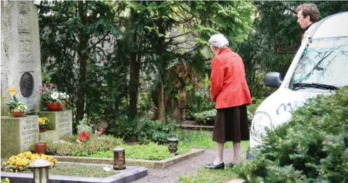  ?? Foto: Senioren Servicedie­nste Köln ?? Wenn der Weg zum Grab der Lieben zu weit ist, hilft das Friedhofsm­obil.