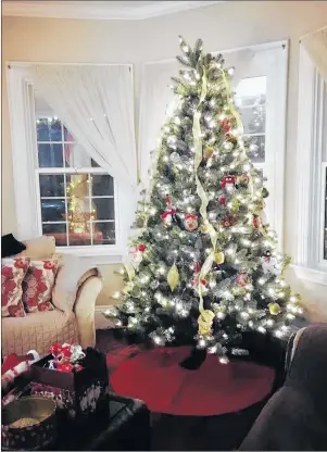  ?? SUBMITTED PHOTO ?? This is the Christmas tree at the columnist’s landlord’s home, decorated with memories.