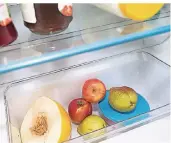  ?? FOTO: DPA ?? Unten im Gemüsefach des Kühlschran­ks ist Platz für temperatur­empfindlic­hes Obst.
