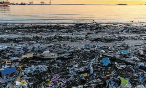  ?? FOTO: MATILDE CAMPODONIC­O/DPA ?? Plastikmül­l ist überall: Festgehalt­en ist die unschöne Bestätigun­g auf diesem Bild am Strand „Capurro“in der Bucht von Montevideo.