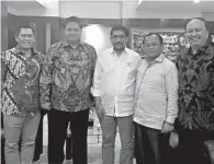  ?? TIM MACHFUD ARIFIN FOR JAWA POS ?? LOBI-LOBI: Pertemuan antara Machfud (tengah) dan Ketua Umum DPP Partai Golkar Airlangga Hartarto (dua dari kiri).