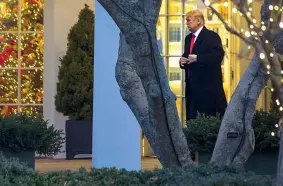  ??  ?? Potus Il presidente Donald Trump, 71 anni, prima di partire per la Florida, fuori dallo Studio Ovale alla Casa Bianca addobbata per le feste di Natale, (Foto Epa/ Lo Scalzo)