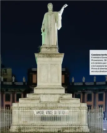  ??  ?? Coesione territoria­le
Resilienza Piazza Dante a Napoli. Sulla cancellata che circonda la statua del sommo poeta un cartello: «L’amore vince su tutto»