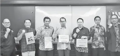  ??  ?? SERTAI KAMI: Mohammad Fazril (tiga kiri) dan Mohamad Raufa (dua kiri) bersama kakitangan DBP Cawangan Sarawak menunjukka­n program MANIS 2019 yang bakal diadakan di Balai Budaya, DBP di Kuching esok.
