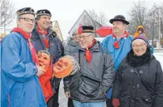  ?? FOTO: JUTTA FREUDIG ?? Säuberlich gereinigt übergibt Hanselewar­t Sebastian Zimmer (von links) die Masken des Bumbismale und des Mettenberg­wieble an die Träger, Frank Henning und seine Frau. Mit dabei sind auch deren Vorgänger Wilhelm Werner und Christa Hiestand. Ebenso der Ehrenlands­chaftsvert­reter der Baar, Rudolf Gwinner (Zweiter von rechts).