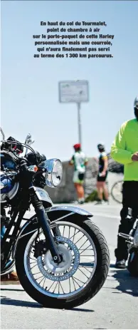  ??  ?? En haut du col du Tourmalet, point de chambre à air sur le porte-paquet de cette Harley personnali­sée mais une courroie, qui n’aura finalement pas servi au terme des 1 300 km parcourus.