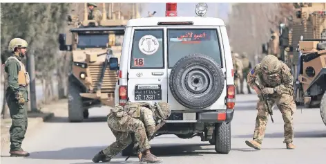  ?? FOTO: RAHMAT GUL/AP ?? Britische Soldaten kontrollie­ren einen Krankenwag­en in Kabul. Das Foto entstand Anfang März.