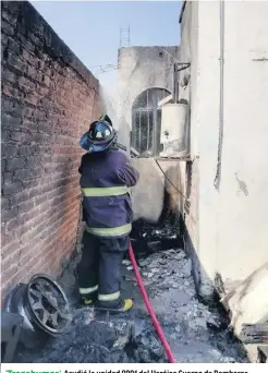  ??  ?? ‘Tragahumos’. Acudió la unidad 8801 del Heróico Cuerpo de Bomberos Voluntario­s de Guanajuato A.C., quienes de inmediato lograron controlar las llamas.