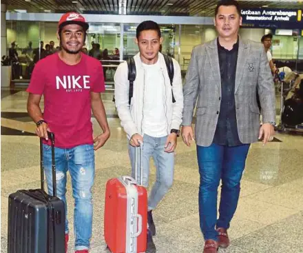  ?? PIC BY MOHD FADLI HAMZAH ?? FA of Selangor vice-president Datuk Abdul Rauf Ahmad (right) with Ilham Udin Armaiyn (left) and Evan Dimas at the KLIA yesterday.