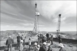  ?? Irfan Khan Los Angeles Times ?? MAYOR ERIC GARCETTI and Southern California Gas officials in 2015 watch the drilling of a relief well after the leak at the utility’s Aliso Canyon facility.