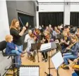  ?? Foto: dpa ?? Hier siehst du die Dirigentin Christine Philippsen bei einer Probe mit ihrem Orchester in Hamburg.