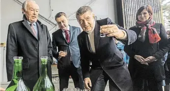  ?? Zatím nikdo netuší. S tou současnou, v demisi, vyjel včera premiér Andrej Babiš na návštěvu Libereckéh­o kraje. Zahájil ji prohlídkou bývalého vojenského prostoru Ralsko, kde členové vlády dostali nejdřív panáka hruškovice na zahřátí. FOTO MAFRA – PETR TOP ??