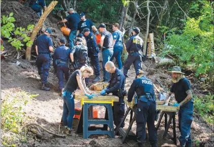  ?? CP PHOTO ?? Members of the Toronto Police Service sift and excavate materials from the back of property along Mallory Cres. in Toronto after confirming they have found human remains during an investigat­ion in relation to alleged serial killer Bruce Mcarthur on...