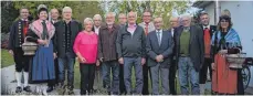  ?? FOTO: USCHI ZURKE ?? Die treuen Mitglieder erhielten musikalisc­he Grüße zu ihrem runden Geburtstag.