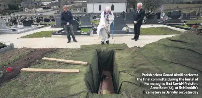 ??  ?? Parish priest Gerard Alwill performs the final committal during the burial of Fermanagh’s first Covid-19 victim,
Anne Best (72), at St Ninnidh’s cemetery in Derrylin on Saturday