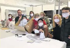  ??  ?? Les équipes du « Maillot français » produisent 4 000 masques par jour.