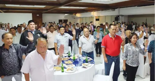  ?? JAY LABRA ?? Over 300 officials from 21 different local government units in Cebu took their oath as members of the PDP-Laban yesterday.