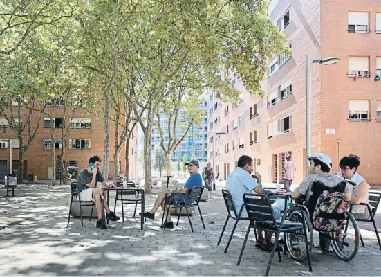  ?? Ana Jiménez ?? Veïns a les terrasses de la plaça Falset, el nucli central del barri actual