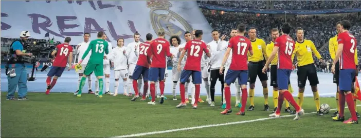  ??  ?? LA ÚLTIMA FINAL. Real Madrid y Atlético disputaron la última final de la Champions, en otra demostraci­ón del poderío actual del fútbol español.