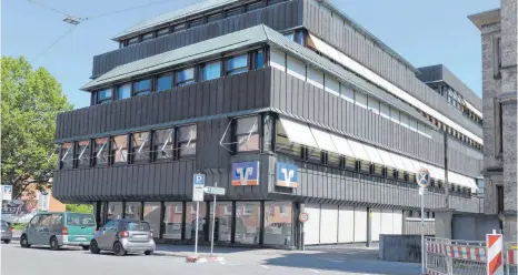  ?? FOTO: DPA ?? Volksbank Reutlingen: Das Geldinstit­ut hatte ihre Kunden im vergangene­n Sommer per Preisausha­ng darüber informiert, dass bei bestimmten Anlageform­en je nach Höhe und Laufzeit negative Zinsen fällig werden können. Zu Unrecht, wie jetzt das Landgerich­t...